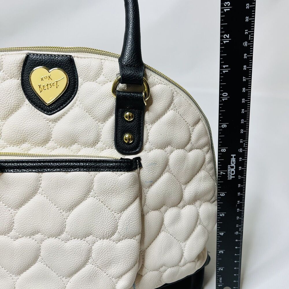 BETSEY JOHNSON WHITE AND BLACK HEART QUILTED SATCHEL HANDBAG CLASSIC - Picture 6 of 10